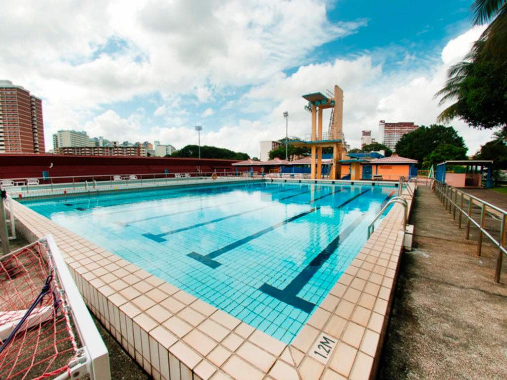 Swimming pool public