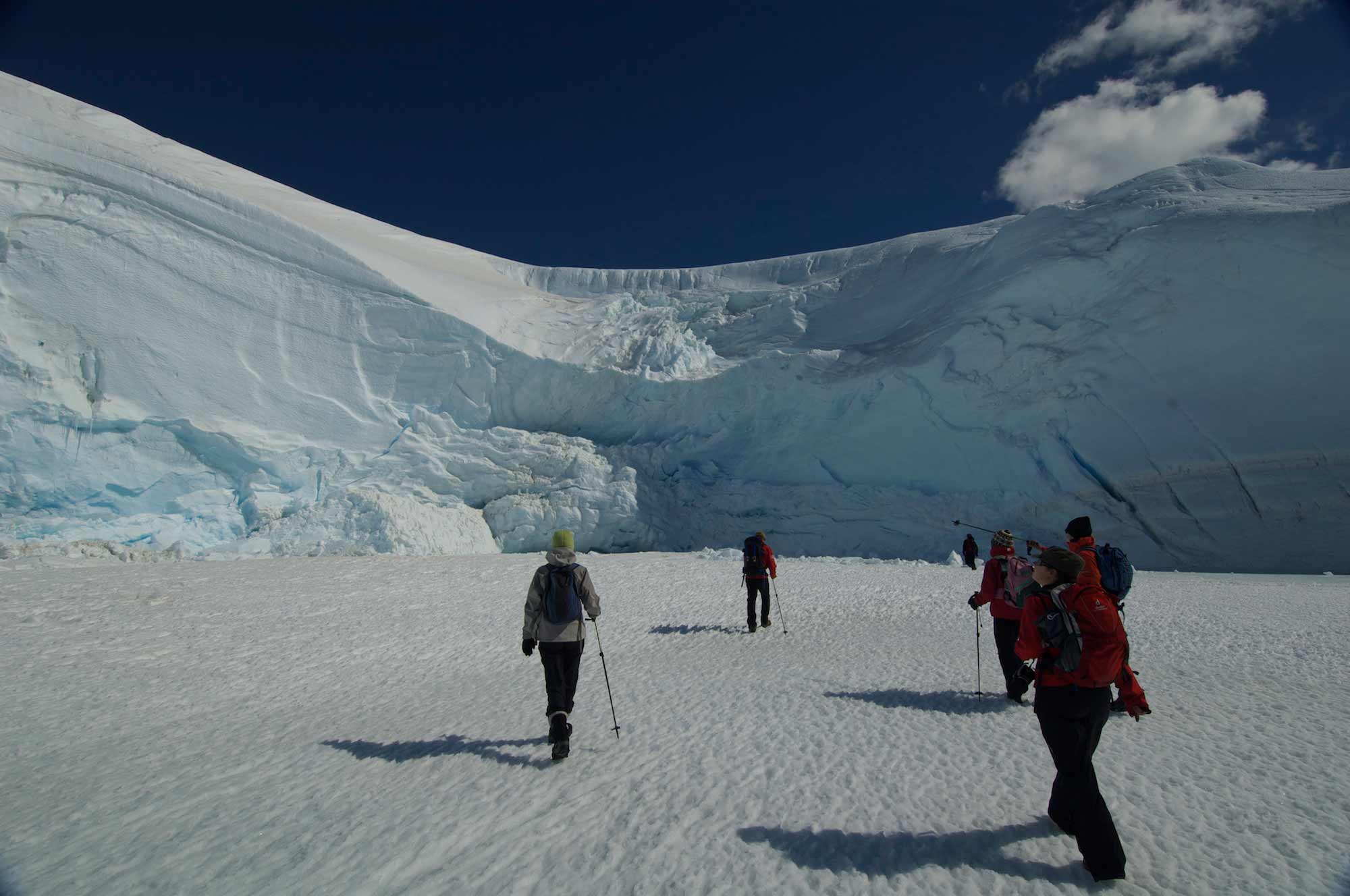 trekking-below-the-icefall