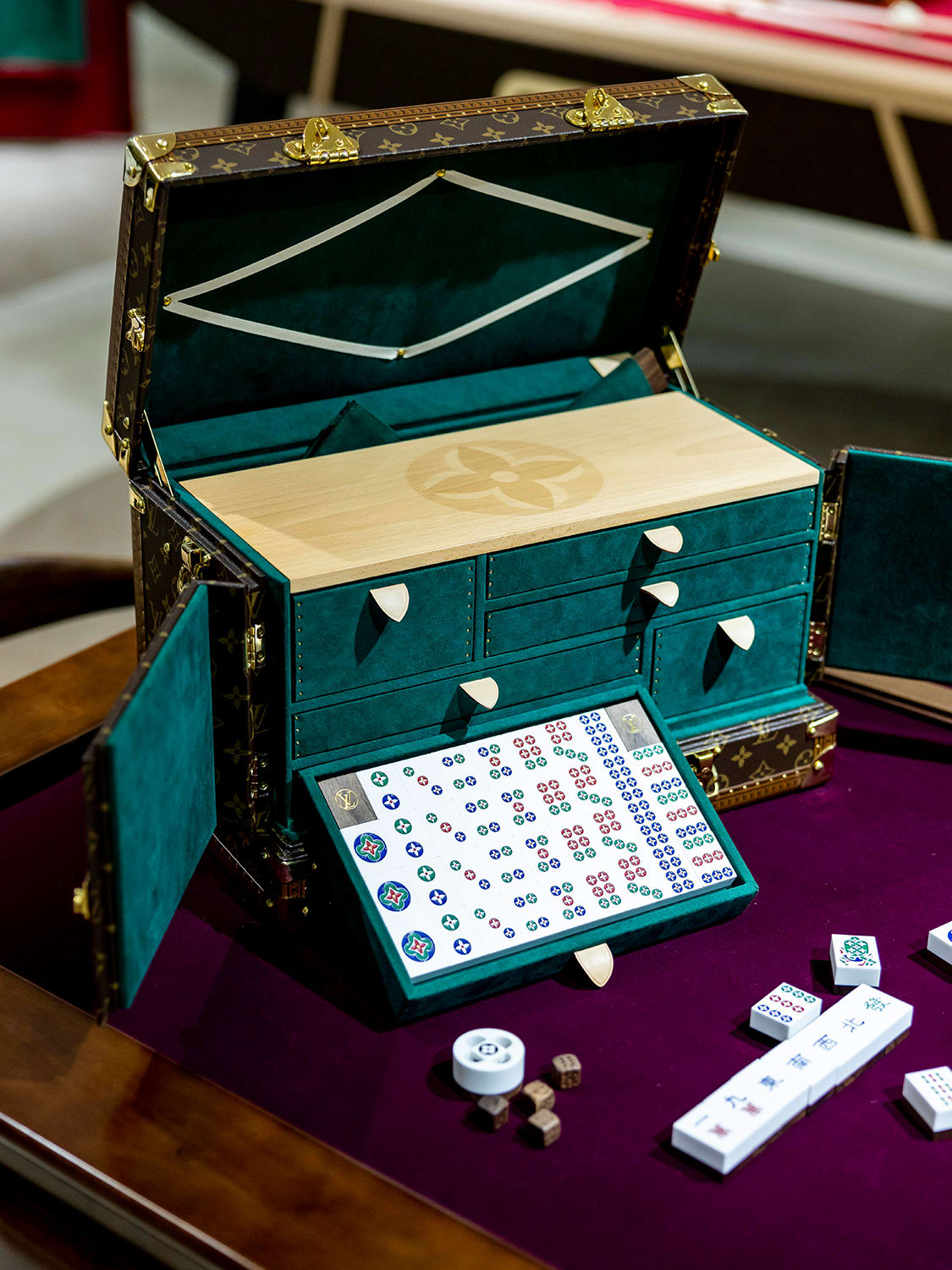 LUXE LOUIS VUITTON MAHJONG SET WITH ENGRAVED WOODEN TILES - Shout
